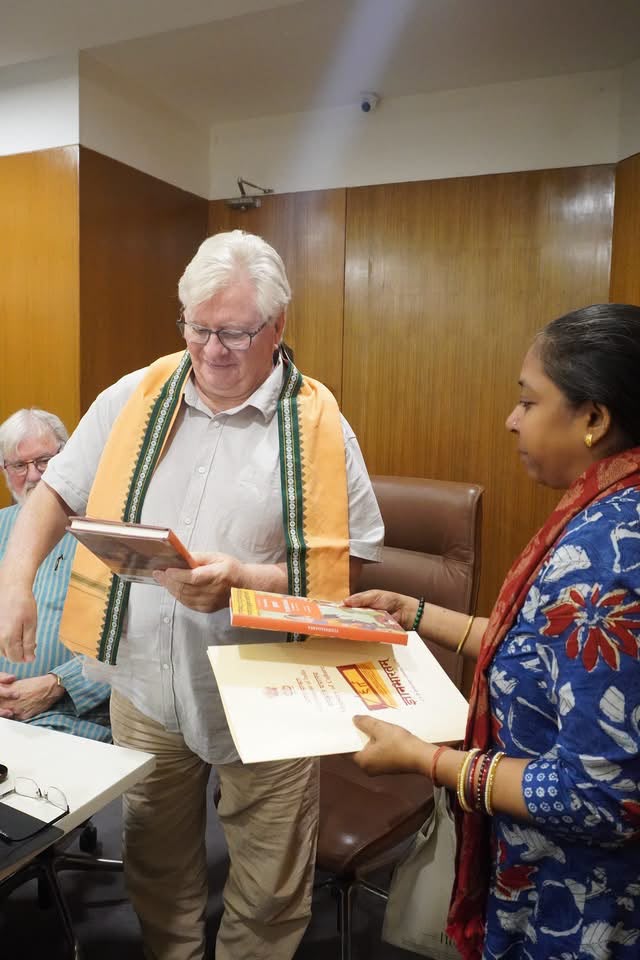 Dominik Wujastyk receiving a shawl and books from Gyan Bharatam